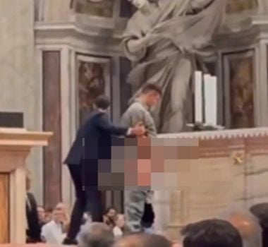 Imagem - Homem urina no altar principal da Basílica de São Pedro, no Vaticano
