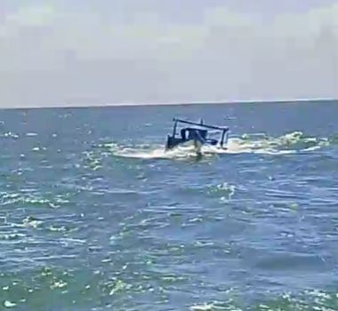 Imagem - Pescadores resgatam embarcação que naufragou no litoral nordeste do Pará; assista