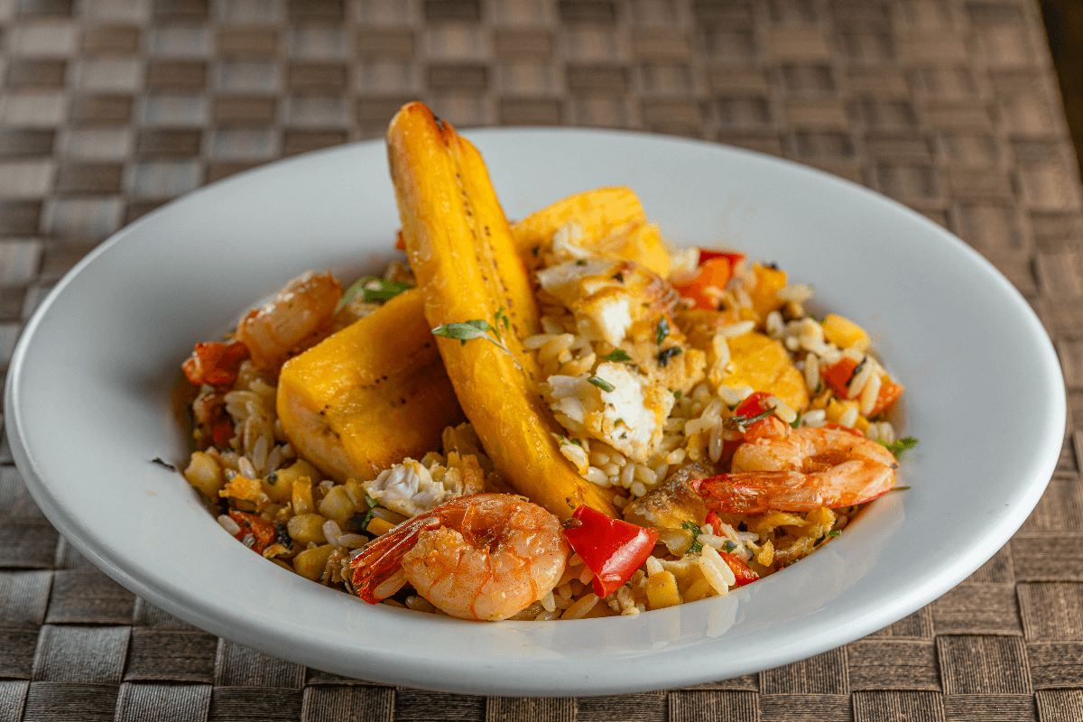Arroz de pirarucu e frutos do mar cozido no caldo da moqueca de banana-da-terra (Imagem: Glauco Epov | Chef Mariele Horbach e Grupo Hungry)