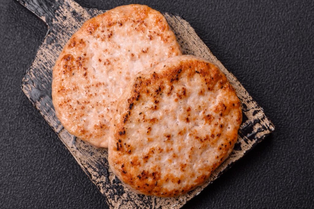 Hambúrguer de frango com aveia (Imagem: Tetiana Chernykova | Shutterstock)