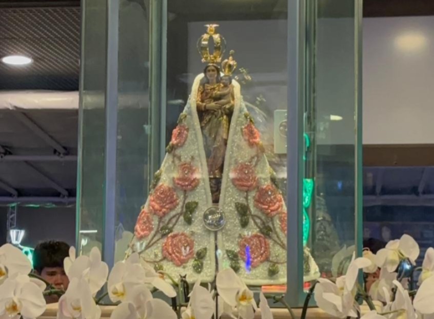Imagem Peregrina de Nossa Senhora de Nazaré fica expostas na Praça Santuário.