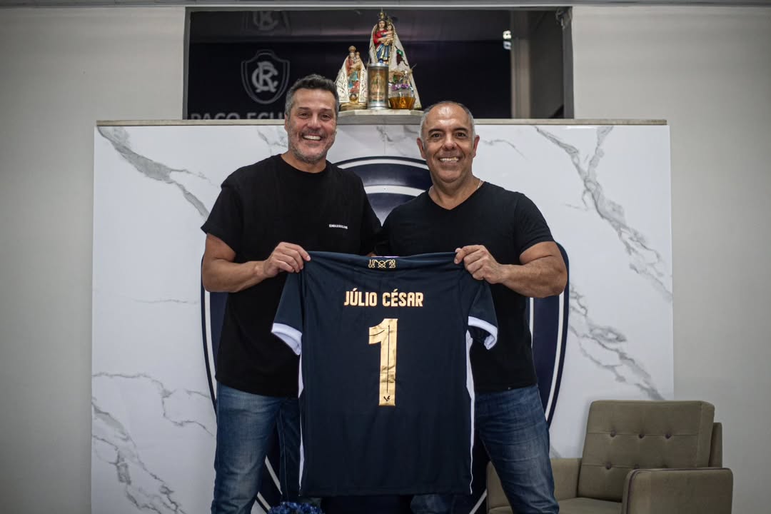 Júlio César foi presenteado com uma camisa azulina durante a visita