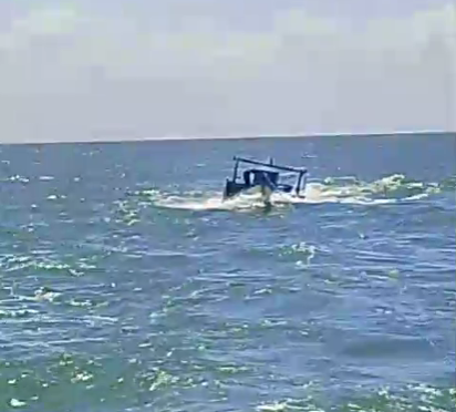 Imagem - Pescadores resgatam embarcação que naufragou no litoral nordeste do Pará; assista