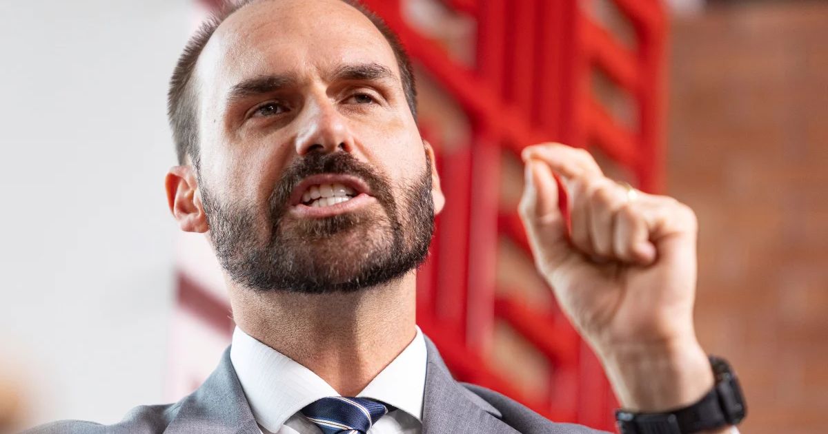 Eduardo Bolsonaro e o jornalista Paulo Figueiredo foram denunciados pela PGR por coação, no âmbito do mesmo processo.