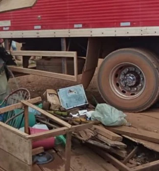 Imagem - Caminhão desgovernado atinge carros e barraca em Tucuruí; ninguém ficou ferido