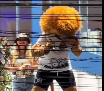 Imagem - Vídeo: mascote do Remo usa lanterna e provoca o Paysandu no Círio antes do Re-Pa