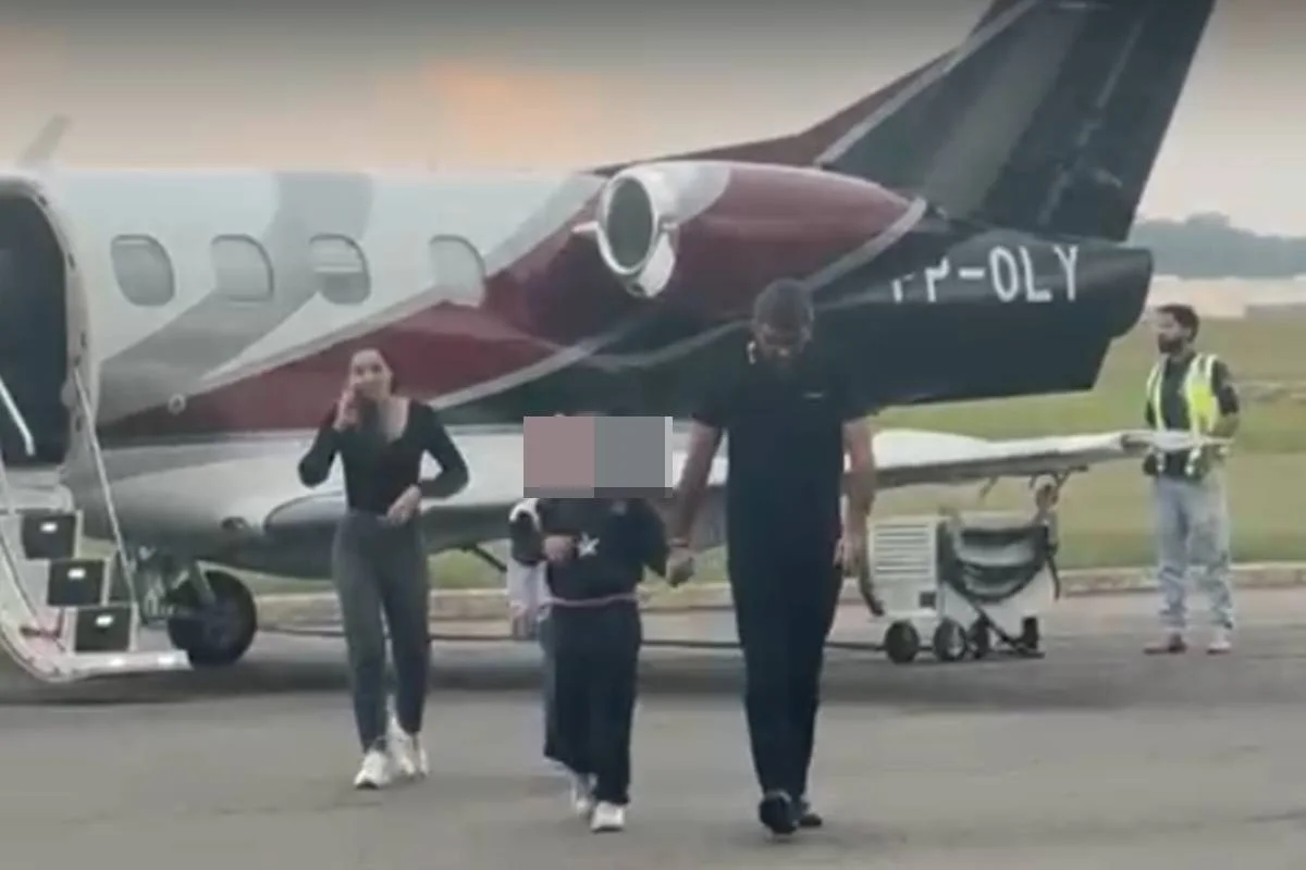 A imagens divulgadas pelo Metrópoles mostram o prefeito com a sua família desembarcado da aeronave de prefixo PPOLY.