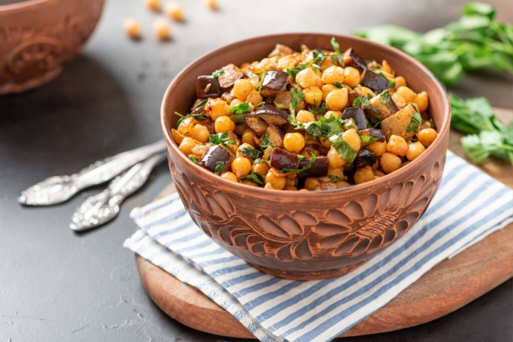 Berinjela com grão-de-bico (Imagem: Svetlana Monyakova | Shutterstock)