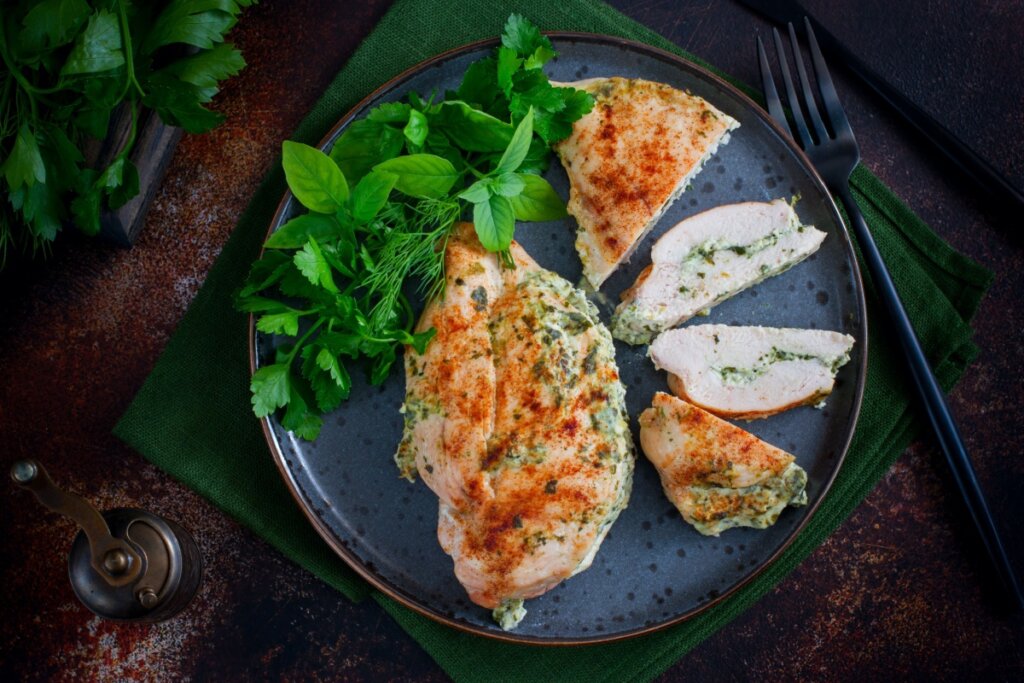Peito de frango recheado com ervas e creme leve (Imagem: A. Zhuravleva | Shutterstock)