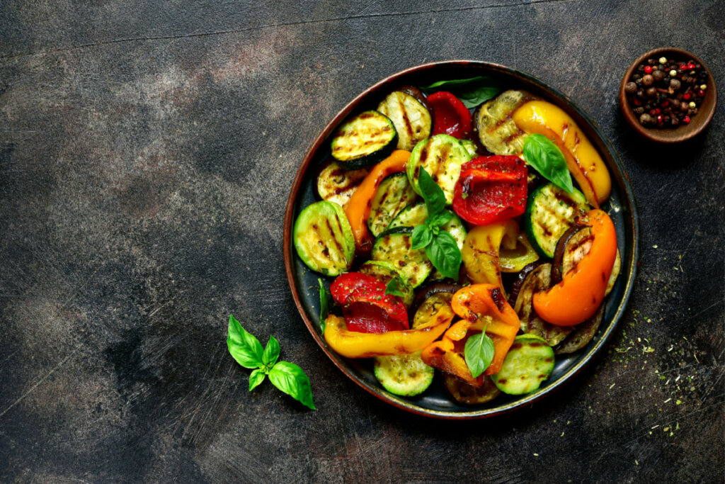 Salada de pimentão com berinjela (Imagem: Liliya Kandrashevich | Shutterstock)