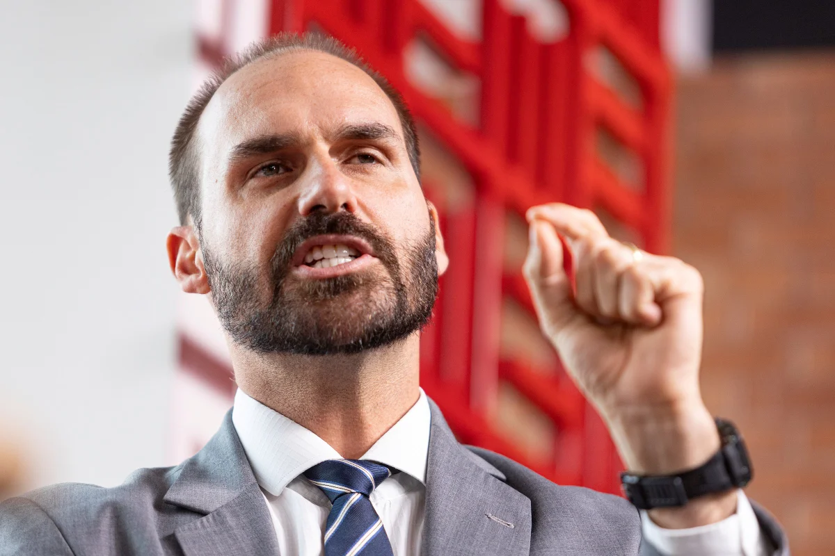Eduardo Bolsonaro e o jornalista Paulo Figueiredo foram denunciados pela PGR por coação, no âmbito do mesmo processo.

