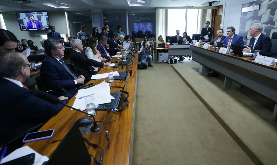 Ministro fala a parlamentares em comissão no Senado