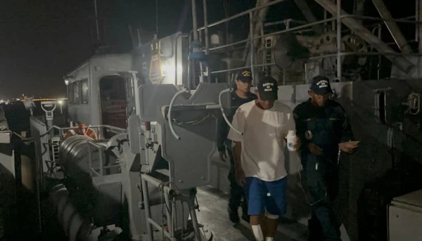 Pescadores resgatados após naufrágio chegam a Belém e recebem atendimento médico
