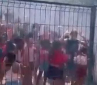Imagem - Crianças fazem a festa com “banho da alegria” no Pará