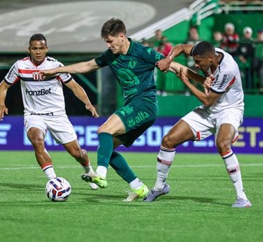 Imagem - Chapecoense reage no fim e empata com o Botafogo-SP pela Série B