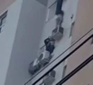 Imagem - Mulher se pendura em ar-condicionado para salvar mãe e filha durante incêndio