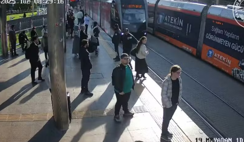 Imagem - Vídeo: guarda salva pedestre de acidente de trem na Turquia