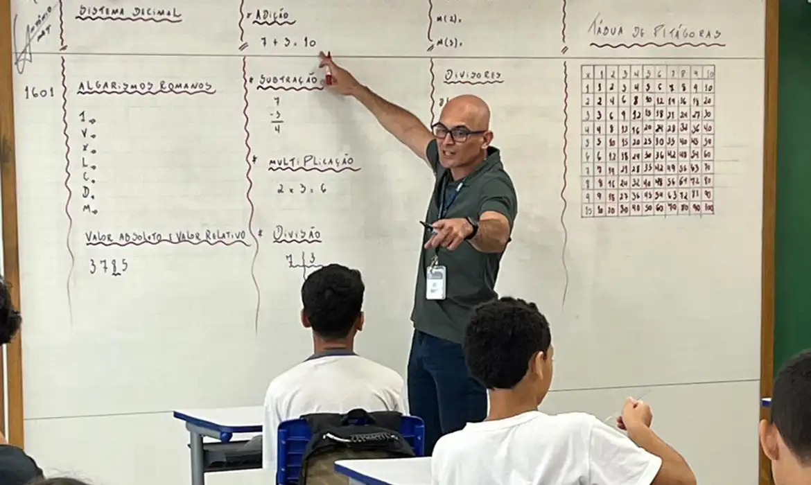 A expectativa era de que cerca de 3 mil professores das redes de ensino municipais, estaduais e federal participassem.