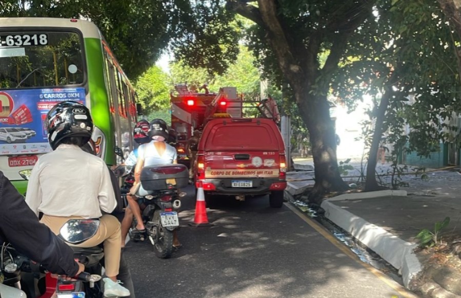 Imagem - Bombeiros seguem em trabalho de rescaldo após incêndio em prédio em Belém