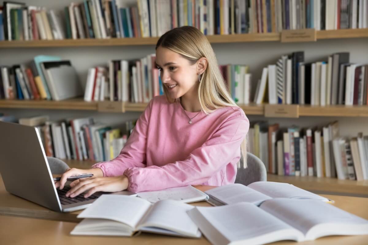 A prova de Linguagens avalia a capacidade de interpretar diferentes textos (Imagem: fizkes | Shutterstock)
