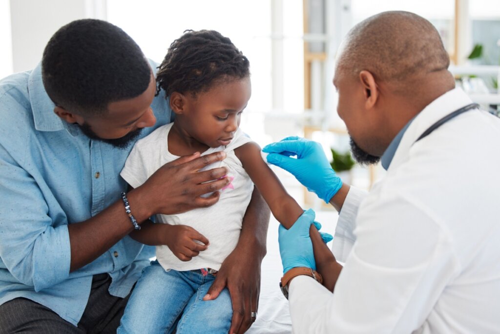 Cuidados básicos, como a vacinação, ajudam a proteger as crianças da gripe (Imagem: PeopleImages.com &#8211; Yuri A | Shutterstock)