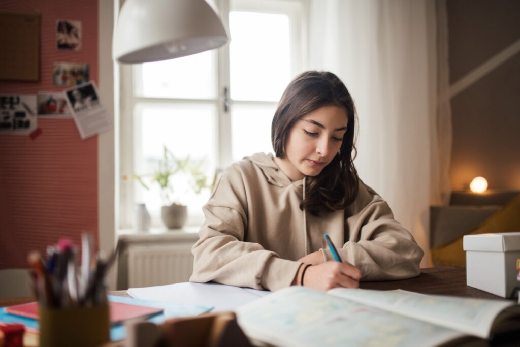 O ideal é treinar a interpretação de texto analisando provas anteriores (Imagem: Halfpoint | Shutterstock)