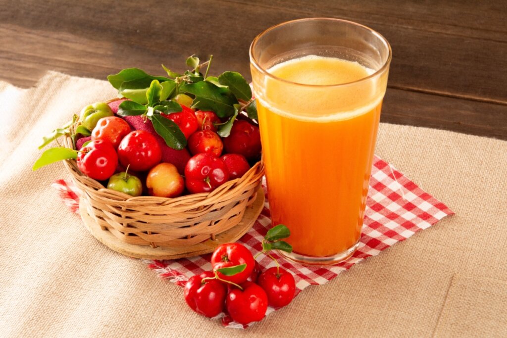 Suco de acerola com gengibre (Imagem: Best Food Photos | Shutterstock)