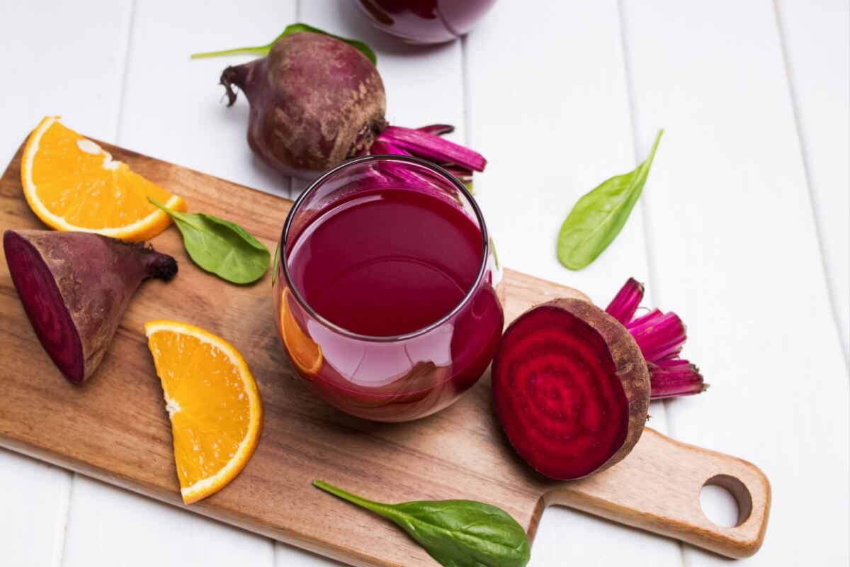 Suco de beterraba com laranja (Imagem: Chiociolla | Shutterstock)