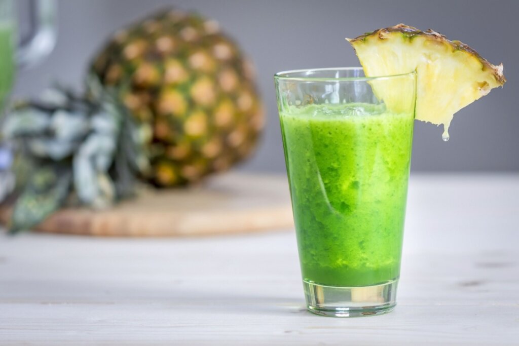 Suco de couve com abacaxi (Imagem: Ksenija Toyechkina | Shutterstock)