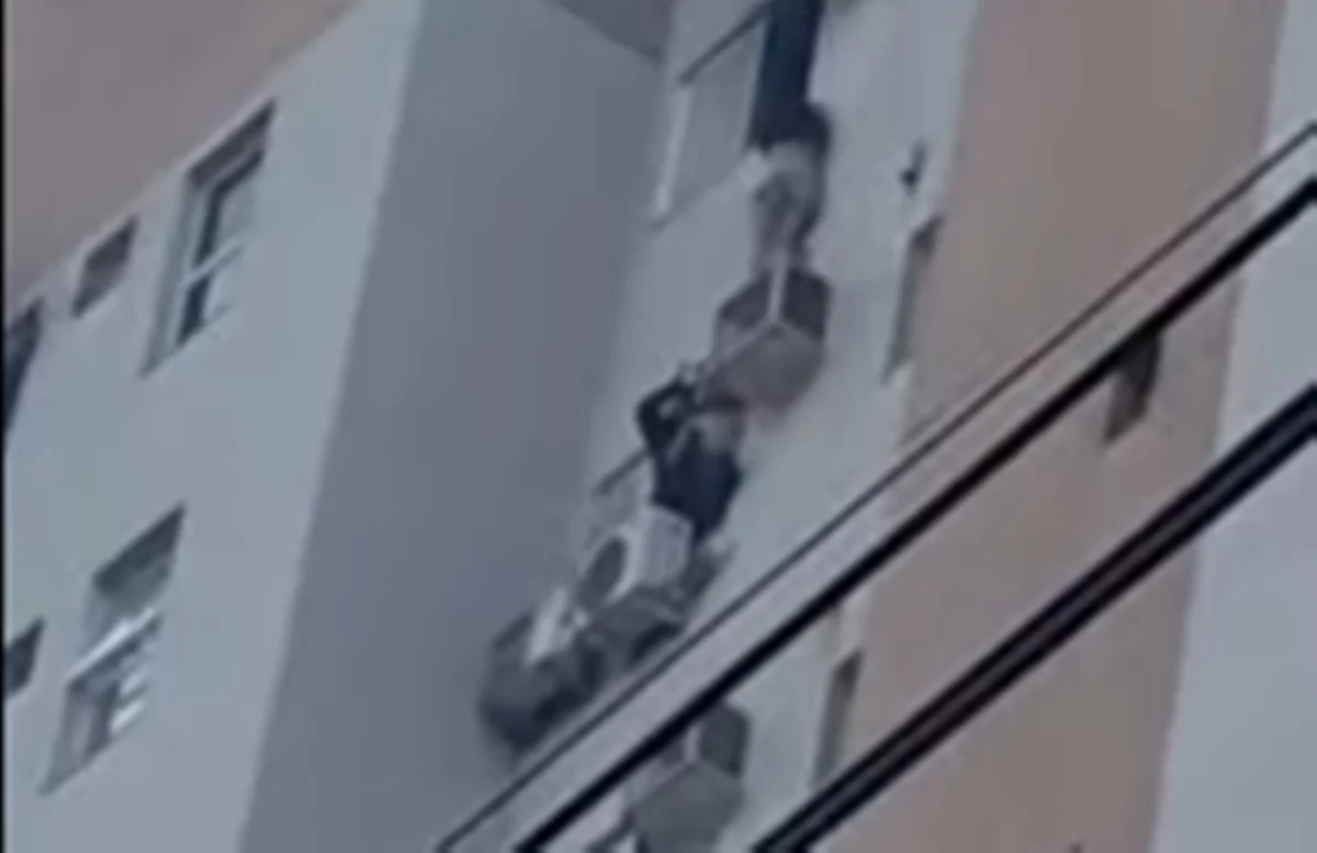 Imagem - Mulher se pendura em ar-condicionado para salvar mãe e filha durante incêndio