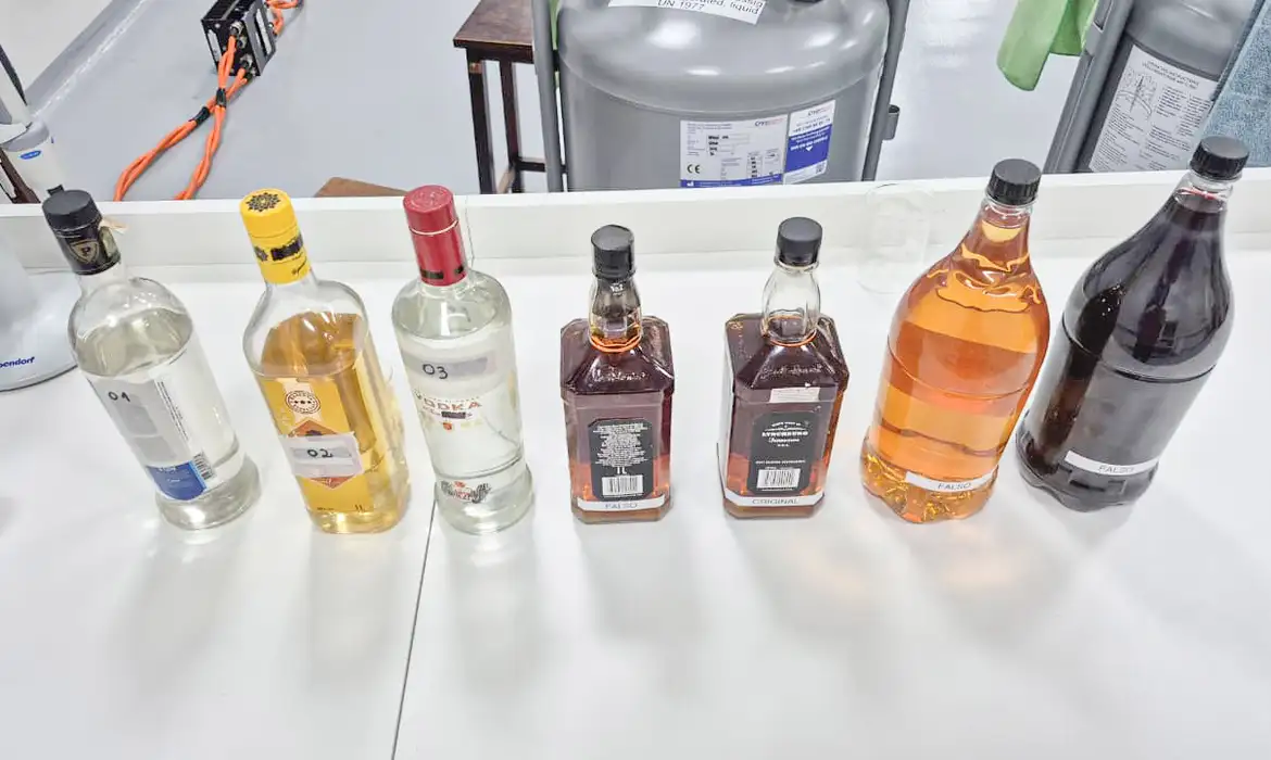 Metanol presente em bebidas adulteradas -