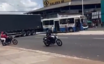 O incidente, ocorrido na tarde desta terça-feira (15), provocou congestionamento; causas ainda estão sendo apuradas