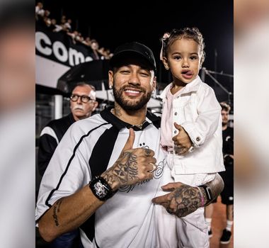 Imagem - Mavie, filha de Neymar, chora ao levar bolada durante clássico entre Santos e Corinthians; assista