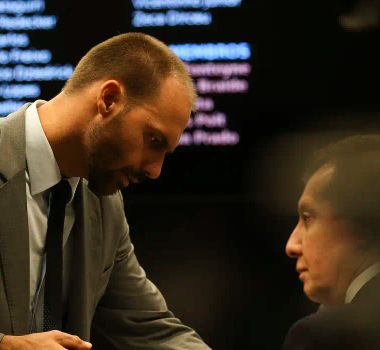 Imagem - Moraes manda Defensoria Pública assumir defesa de Eduardo Bolsonaro no STF