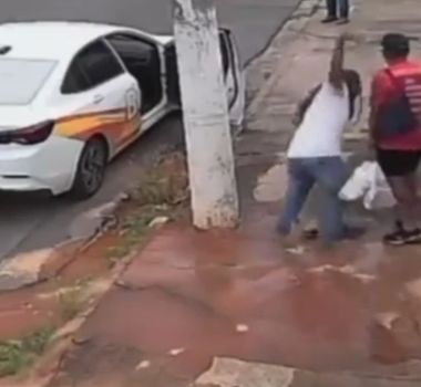 Imagem - Vídeo: repórter da TV Globo cai no bueiro durante entrevista