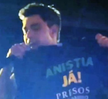 Imagem - Zezé Di Camargo exibe camisa escrita com 'Anistia já' durante show; assista