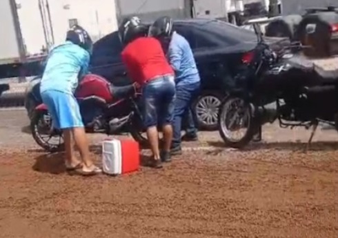 Caroços de açaí espalhados pela Rodovia BR 316 causaram um acidente em Marituba.
