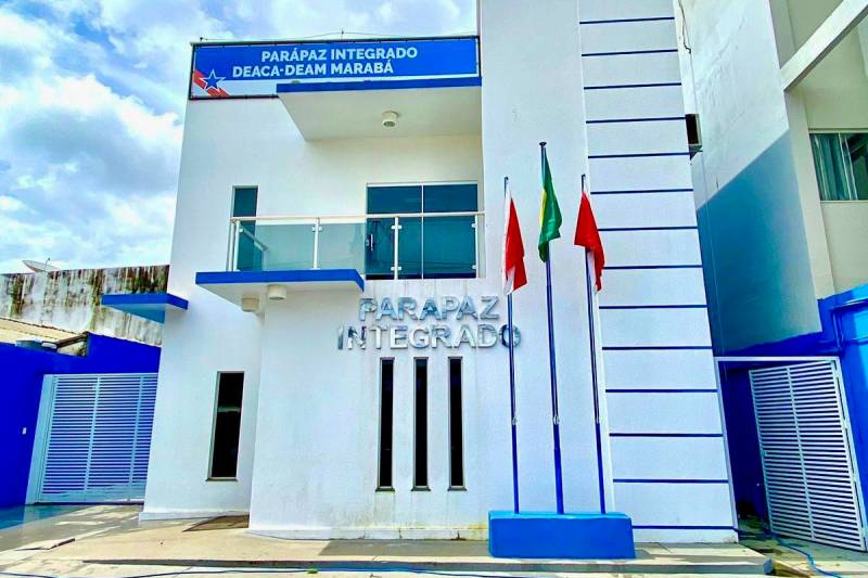 Criança chorava na janela chamando pela mãe; mulher teria saído para beber e foi levada à delegacia junto com uma amiga