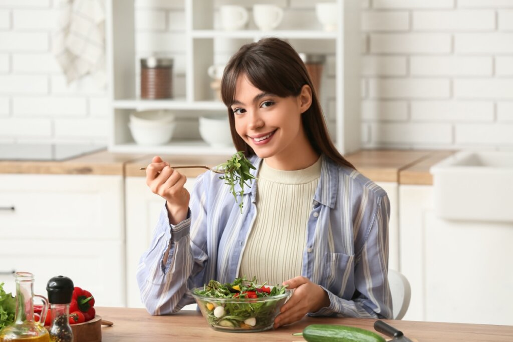 Comer sem distrações mantém o prazer e o propósito da alimentação (Imagem: Pixel-Shot | Shutterstock)