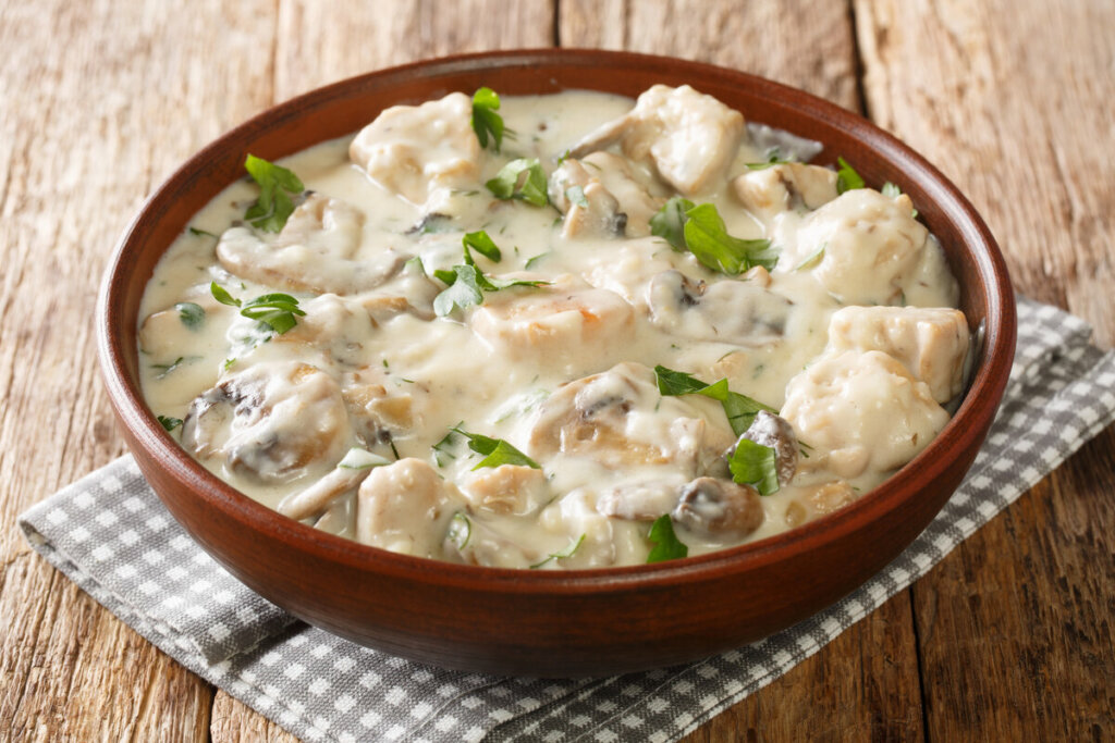 Frango ao molho branco(Imagem: AS Foodstudio | Shutterstock)