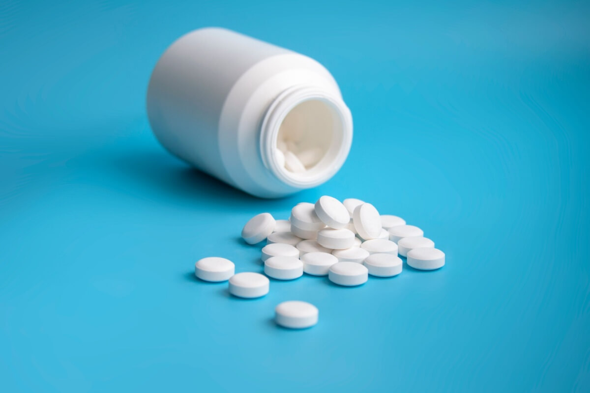 O uso prolongado do omeprazol pode colocar a saúde em risco (Imagem: Elizabeth_0102 | Shutterstock) 