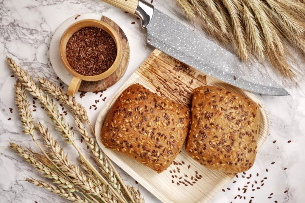 Versões de pão sem glúten ou artesanais podem integrar a rotina alimentar (Imagem: Lena Bukovsky | Shutterstock)