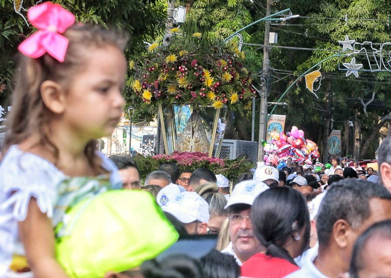 Pequenos devotos recebem as bênçãos de Nossa Senhora de Nazaré na 33ª Romaria das Crianças.