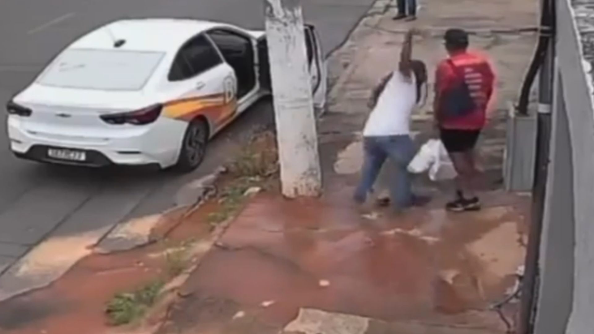 Repórter e entrevistado caem no bueiro após a calçada ceder