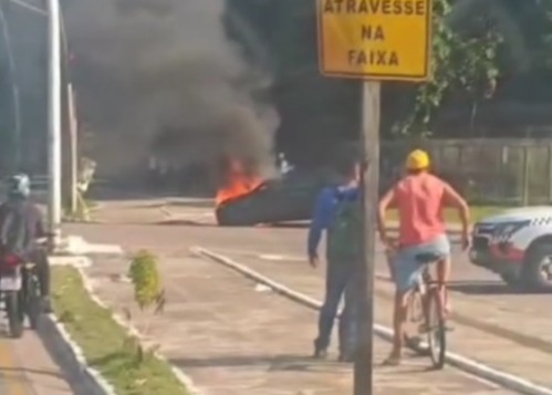 Imagem - Vídeo: carro pega fogo na Augusto Montenegro, em Belém