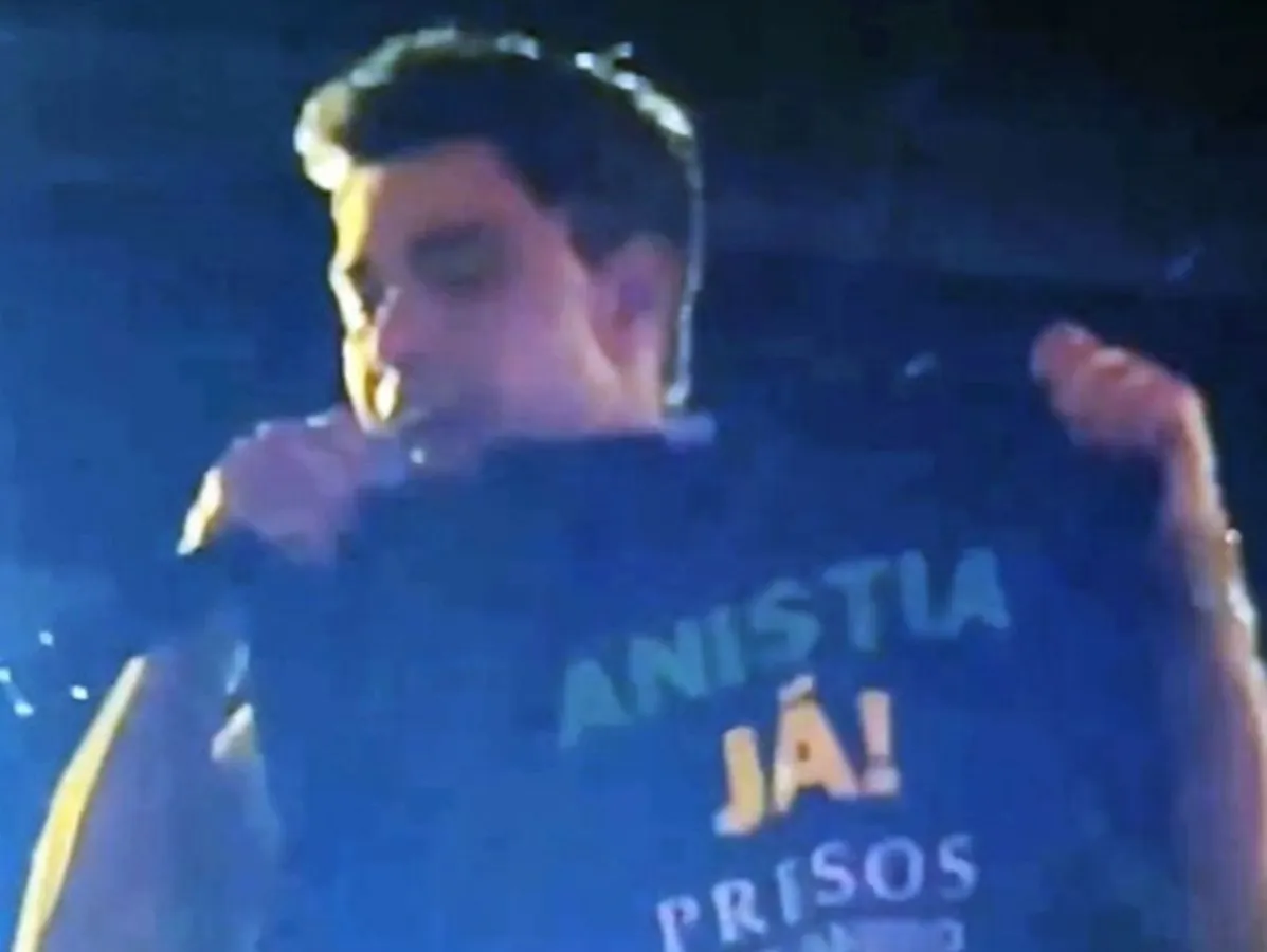 Imagem - Zezé Di Camargo exibe camisa escrita com 'Anistia já' durante show; assista