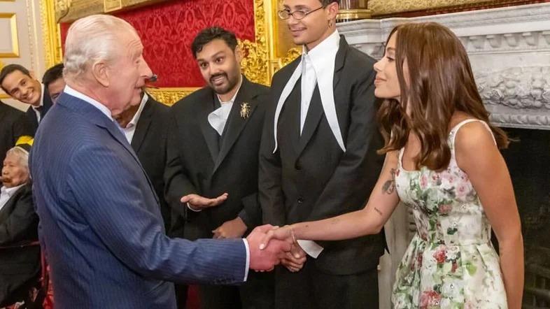  Anitta em encontro com o Rei Charles III em Londres.
