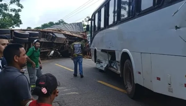 Carreta tomba e interdita totalmente a PA-475 em Moju