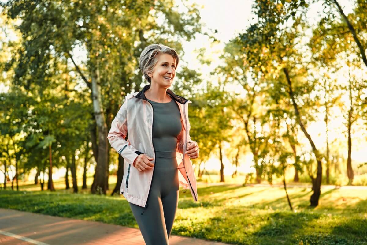 A menopausa traz diversas mudanças para a saúde da mulher e requer cuidados especiais (Imagem: Harbucks | Shutterstock)