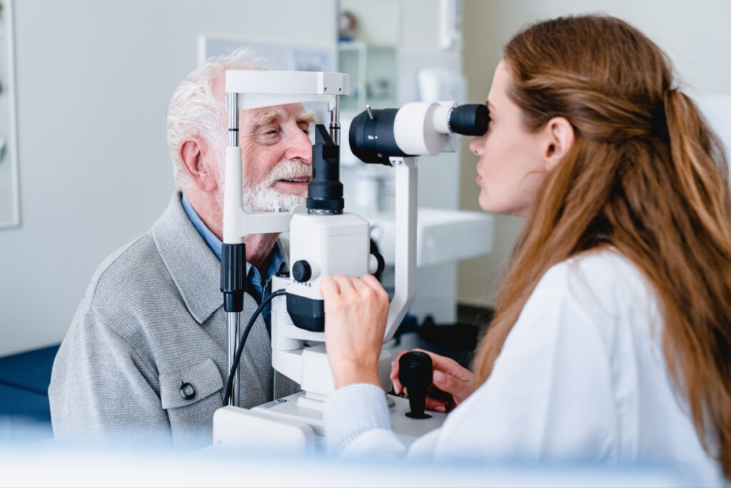 Exames de rotina ajudam a preservar a saúde ocular e identificam doenças no estágio inicial (Imagem: Inside Creative House | Shutterstock)